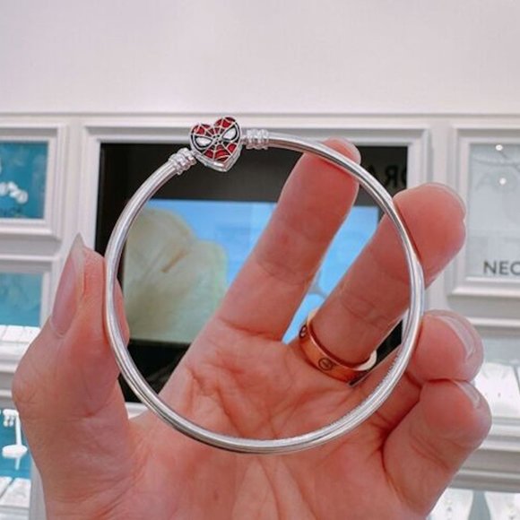 Pandora Moments Marvel Spider-Man Mask Clasp Bangle - Picture 9 of 9